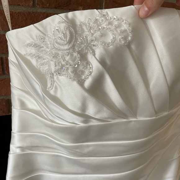 David’s Bridal size 16 softwhite strapless ruched wedding dress with lace - Picture 6 of 15